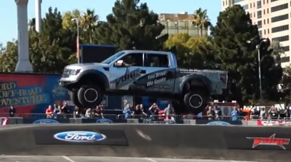 raptor flies at sema 600