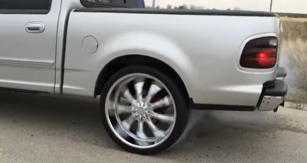 TIRE SMOKIN’ F-150 on 26s Does a Burnout of Sorts