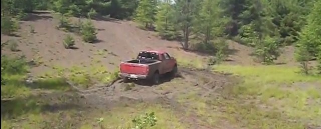 2000 Ford F-150 Fights Up a Muddy Slope