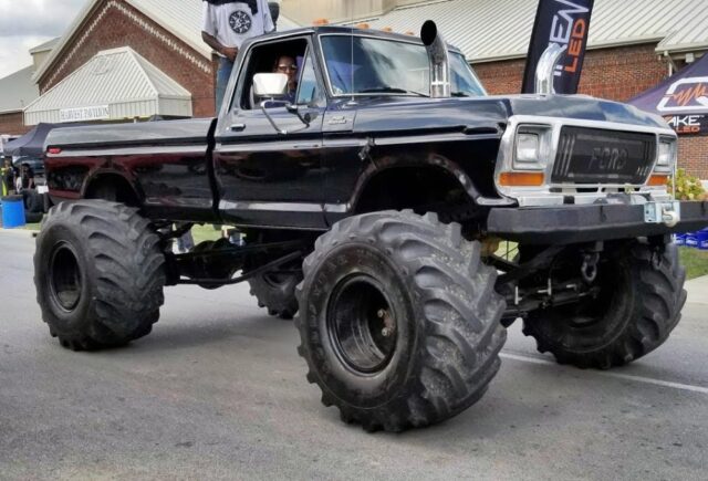Ford F-250 Caterpillar 3208 Front