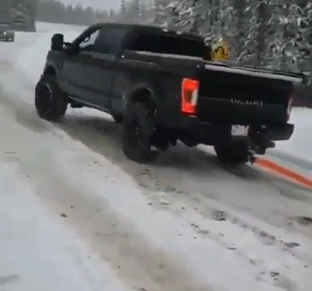 f150online.com Blacked-Out Ford Super Duty Helps a Bus Up a Snowy Road