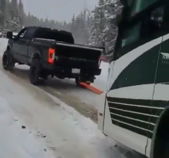 f150online.com Blacked-Out Ford Super Duty Helps a Bus Up a Snowy Road
