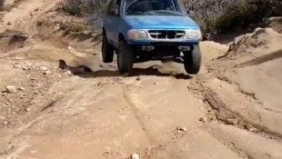 f150online.com Old Ford Explorer Speeds Up Bumpy Off-Road Trail